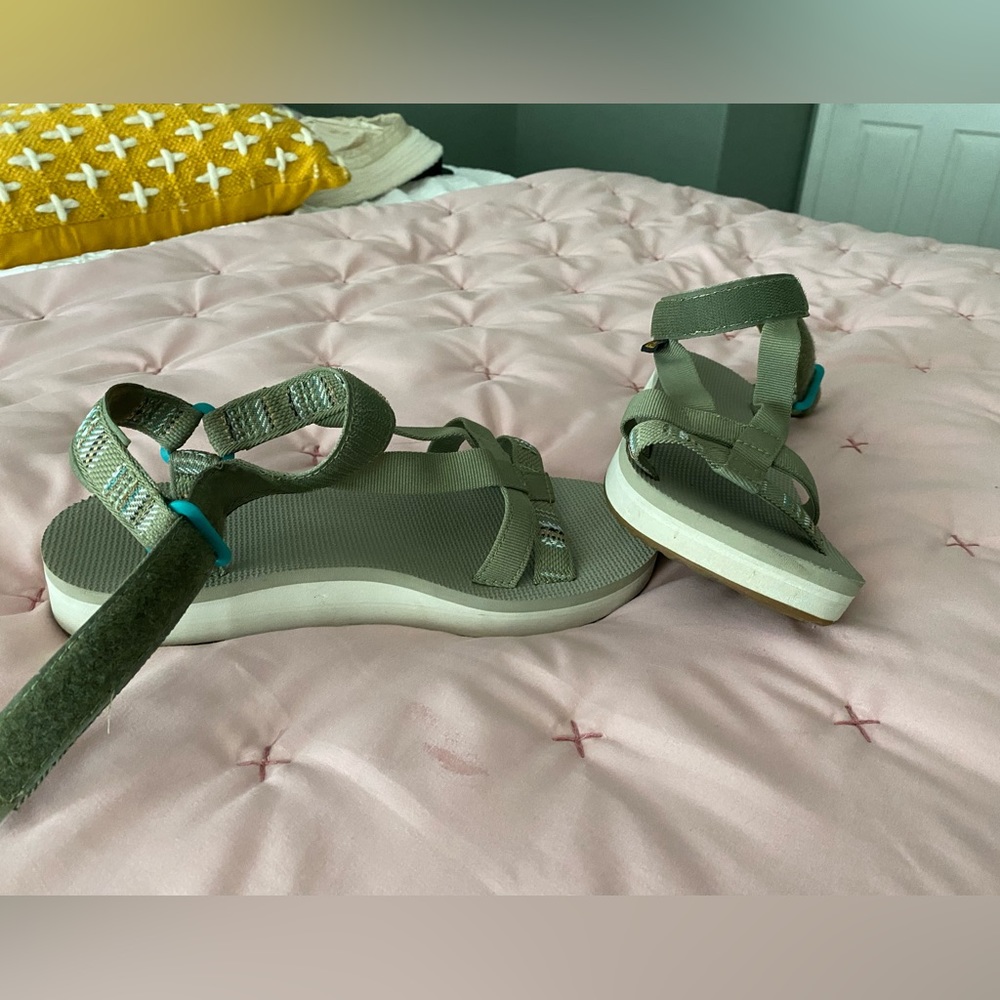 Teva
Unisex Slingback Sandals